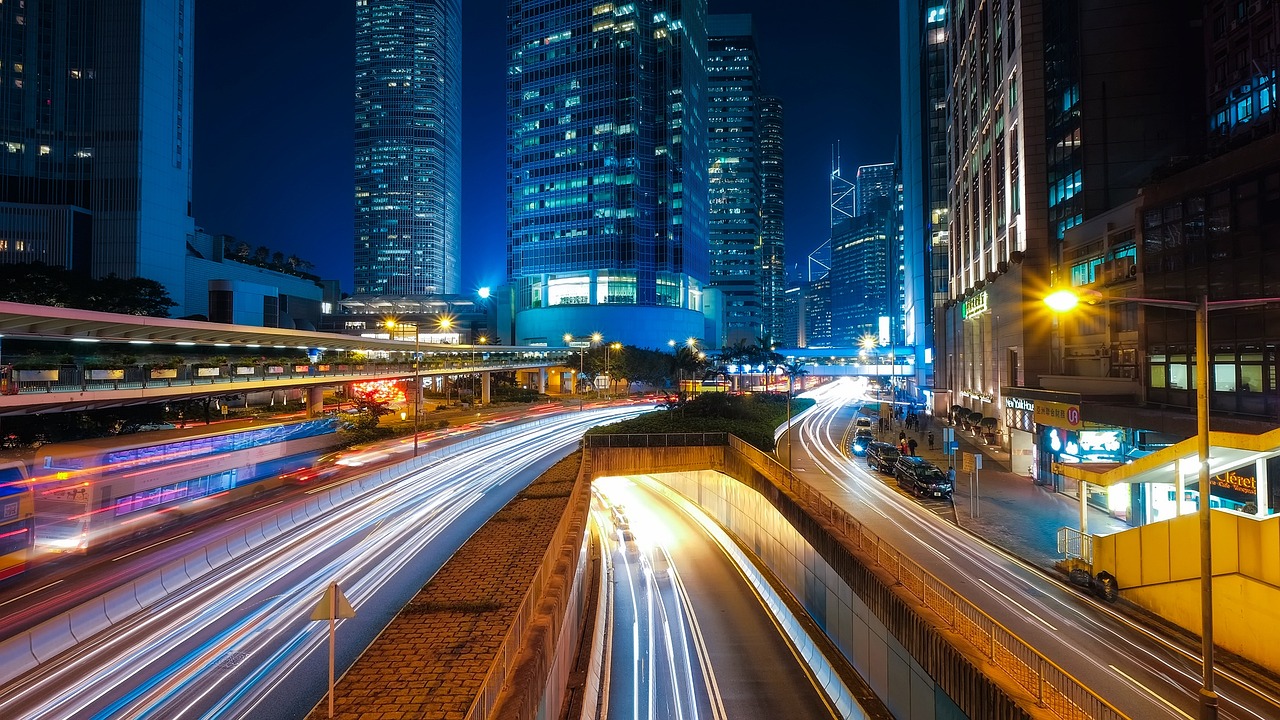 Le droit à la ville : les politiques d'aménagement urbain et la participation citoyenne.