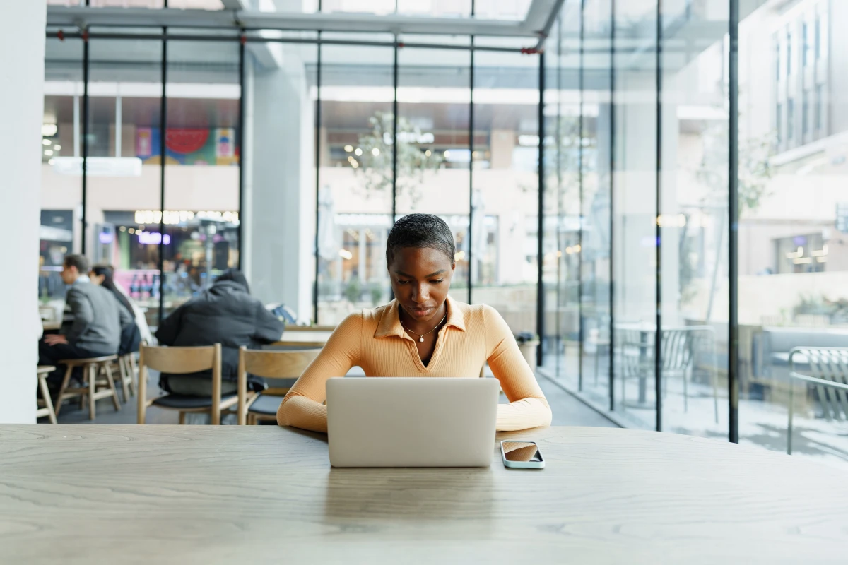 Les nouvelles formes de travail et la protection juridique des travailleurs indépendants : enjeux et perspectives